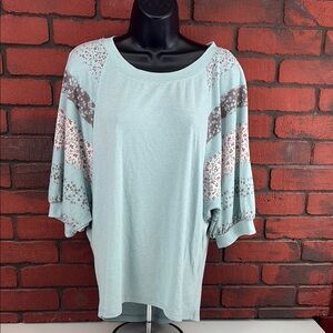 Emerald‎ Women's 3/4 Sleeve Floral Top – Size Large